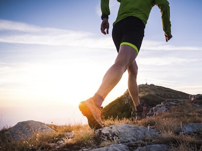 Disfrutar del deporte al aire libre es posible con el equipamiento adecuado. GETTY IMAGES.