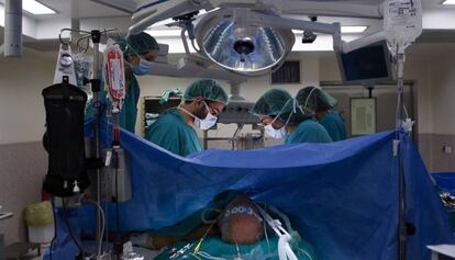 Intervención quirúrgica en un hospital.