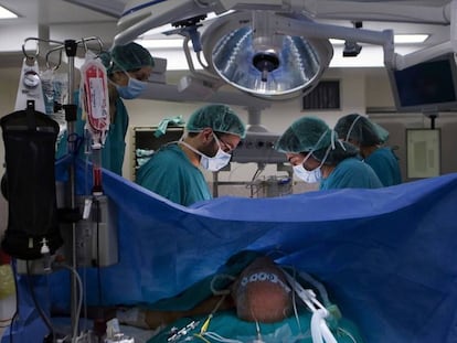 Intervención quirúrgica en un hospital.