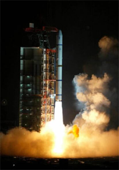 Momento del despegue en la provincia china de Sichuan del cohete <i>Larga Marcha 2C/SM</i> que transporta el primer satélite conjunto de China y la Unión Europea.