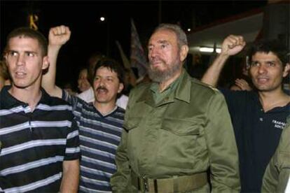 Fidel Castro, con trabajadores sociales en la noche de fin de año en La Habana.