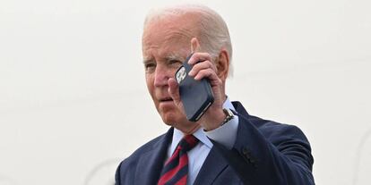 El presidente de EE UU, Joe Biden, desembarca del Air Force One en el aeropuerto de Los Angeles