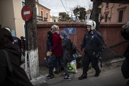 El Gobierno griego ha decidido suspender el derecho a solicitar asilo durante un mes a raíz de la presión a la que se han visto sometidas sus fronteras, tanto la marítima como la terrestre, a pesar de que varias organizaciones internacionales han negado que haya base jurídica para poner en pausa la recepción de solicitudes de protección internacional. En la imagen, decenas de refugiados son conducidos por la policía griega por las calles de la capital de Lesbos, Mitilene, hacia la parada del autobús que les transporte al campamento de Moria al norte de la isla.