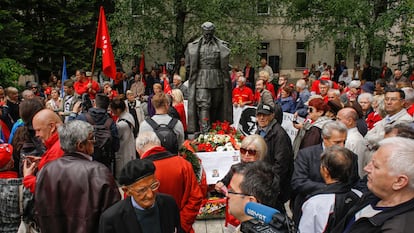 Celebración del Día de la Victoria en torno a una estatua de Tito, en Sarajevo en 2017. / ELMAN OMIC 