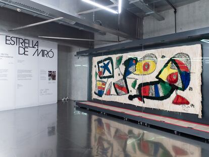 Vista del tapiz que Joan Miró y el artista textil Josep Royo crearon para la Caixa en 1980, en CaixaForum Madrid, el pasado 13 de enero.