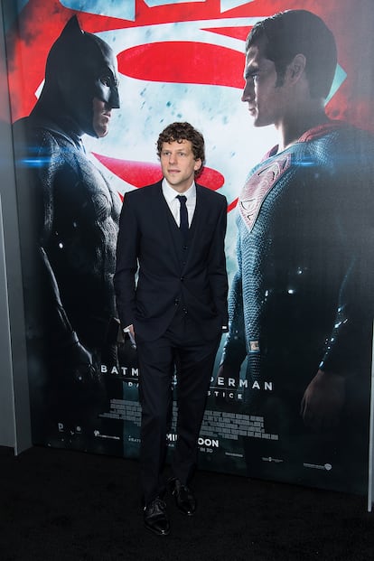 JESSE EISENBERG EN 'BARMAN V. SUPERMAN: EL AMANECER DE LA JUSTICIA' - Jesse Eisenberg como Lex Luthor: ?Eleccin errnea o inspirada?, se pregunt 'Variety' cuando se filtr que el protagonista de 'La red social' sera el encargado de interpretar al archienemigo de Superman. Los fans del hroe de Metrpolis no tardaron en decidirse: errnea. Su Luthor careca de la imponente percha del personaje del cmic original y tambin de la disparatada chispa que le haba proporcionado Gene Hackman en el 'Superman' de Richard Donner. Tampoco se acercaba al oscuro Kevin Spacey de 'Superman Returns'. Estaba ms cerca del sibilino y artero Mark Zuckerberg que haba interpretado a las rdenes de David Fincher. Los seguidores del personaje renegaron de un Luthor excntrico y neurtico y sintieron que era una burla al personaje. Sus detractores criticaron su falta de corpulencia y tambin sus tics. Luthor intimida, no pone nervioso, subrayaron. Eisenberg es un buen actor; hizo un gran trabajo como el personaje que interpret, pero ese personaje simplemente no era Luthor, escribieron. No culparon slo al actor, tambin al director Zack Snyder por lo inconexo del personaje y el toque cmico y errtico que no casaba con el resto de la pelcula. A pesar de que por entonces el actor ya tena una nominacin al Oscar, las crticas hicieron mella en l. "Estuve en esta pelcula de Batman que fue tan mal recibida, y yo fui muy mal recibido", confes hace unos das. "Nunca lo haba dicho antes y me da un poco de vergenza admitirlo, pero realmente creo que da? mi carrera". 