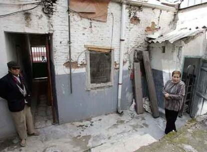 José Luis y Paquita, en el patio de la vivienda de la que son inquilinos; trás ella, el cuarto de aseo cuyo techo se vino abajo en 2002.
/ B. PÉREZ