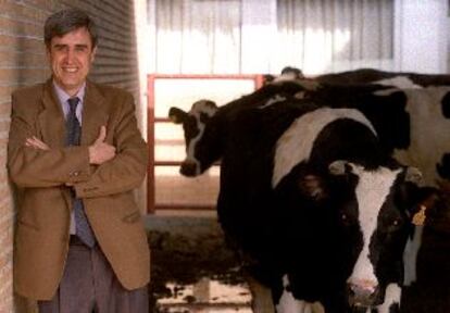 Juan José Badiola, fotografiado en la Facultad de Veterinaria de Madrid con las protagonistas de sus desvelos.