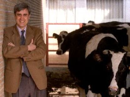 Juan José Badiola, fotografiado en la Facultad de Veterinaria de Madrid con las protagonistas de sus desvelos.