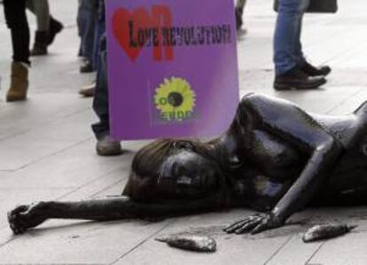 La activista Jil Love durante la "performance" en protesta contra las prospecciones petrolíferas en Ibiza, que ha llevado a cabo en la Gran Vía madrileña acompañada por Los Verdes. EFE/Archivo