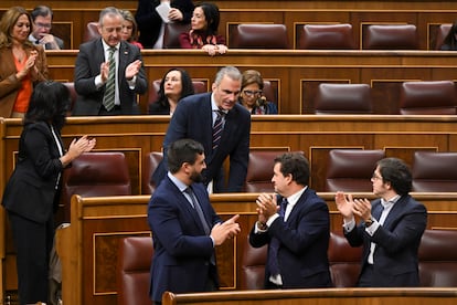 Javier Ortega Smith es aplaudido por sus compañeros de Vox tras intervenir en el debate sobre la reforma de la 'ley mordaza', este jueves en el Congreso.