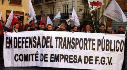 Trabajadores del metro protestan ante el Palau de la Generalitat poco antes de registrar 37.000 firmas de usuarios molestos con los recortes.