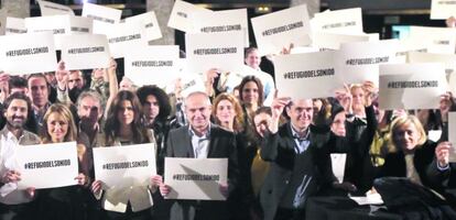 Los asistentes a la presentación de Refugio del sonido muestran el hashtag del evento.