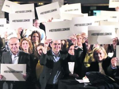 Los asistentes a la presentaci&oacute;n de Refugio del sonido muestran el hashtag del evento.