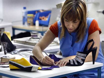 La empresa Magrit fabrica 2.500 pares de zapatos diarios en Elda (Alicante).