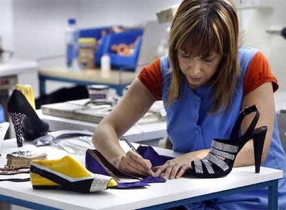 La empresa Magrit fabrica 2.500 pares de zapatos diarios en Elda (Alicante).