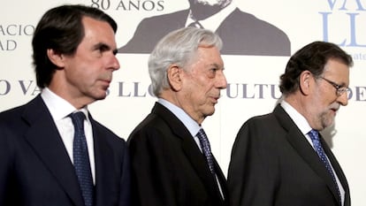 De izquierda a derecha, José María Aznar, Mario Vargas Llosa y Mariano Rajoy, en Casa América de Madrid, en 2016.