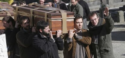 Pablo Malo, a la izquierda, se dirige este mi&eacute;rcoles a los actores que intervienen en el rodaje de &#039;Lasa y Zabala&#039; en el cementerio de Tolosa.