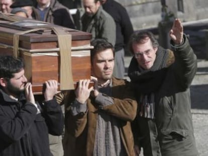 Pablo Malo, a la izquierda, se dirige este mi&eacute;rcoles a los actores que intervienen en el rodaje de &#039;Lasa y Zabala&#039; en el cementerio de Tolosa.