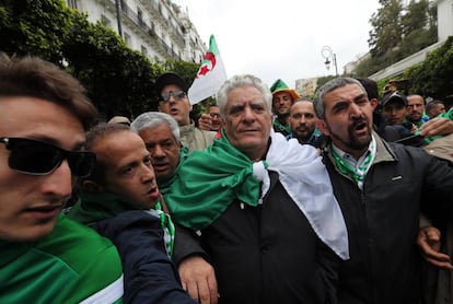 Mustafá Buchachi, en abril en una manifestación del Hirak en Argel.