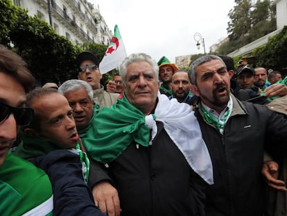 Mustafá Buchachi, en abril en una manifestación del Hirak en Argel. 