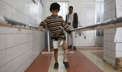 Un niño que perdió una pierna en la guerra de Yemen utiliza una prótesis en un centro de rehabilitación dirigido por el Gobierno en Sanaa, Yemen, el pasado 5 de marzo.