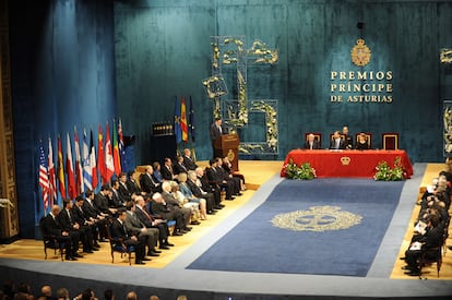 La Princesa Letizia, el Príncipe Felipe y el presidente del Principado de Asturias, Vicente Alavarez Areces, y los galardonados con los Premios Príncipe de Asturias a la izquierda