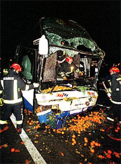 Los bomberos inspeccionan el autobús tras el accidente.