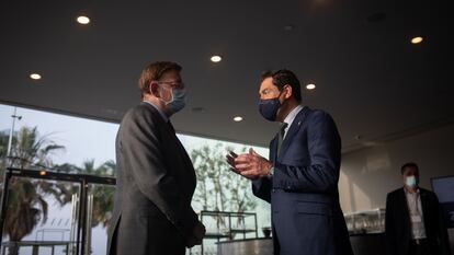 El presidente de la Comunidad Valenciana, Ximo Puig (izquierda) y el presidente de la Junta de Andalucía, Juan Manuel Moreno, el pasado jueves en la reunión del Cercle d"Economia, en Barcelona.