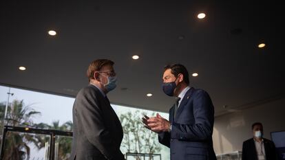 El presidente de la Comunidad Valenciana, Ximo Puig (izquierda) y el presidente de la Junta de Andalucía, Juan Manuel Moreno, el pasado jueves en la reunión del Cercle d"Economia, en Barcelona.