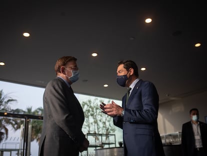 El presidente de la Comunidad Valenciana, Ximo Puig (izquierda) y el presidente de la Junta de Andalucía, Juan Manuel Moreno, el pasado jueves en la reunión del Cercle d"Economia, en Barcelona.