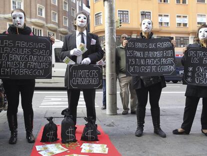 Afectados por la cla&uacute;sula suelo durante una concentraci&oacute;n en Madrid, en 2013, contra las cl&aacute;usulas suelo y los abusos hipotecarios de la banca.