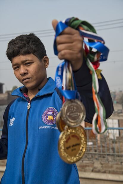 Con orgullo, Neha Kumari muestra las medallas que ha ganado como luchadora de Kushti, y que le han ganado el respeto de familia y de amigos.