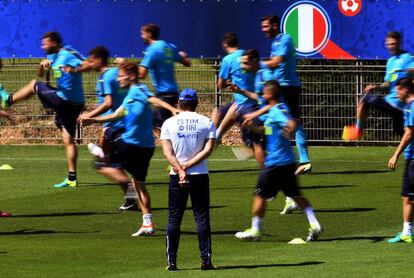 Conte observa el entrenamiento de Italia.