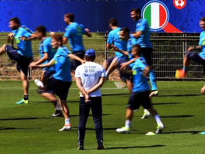 Conte observa el entrenamiento de Italia.
