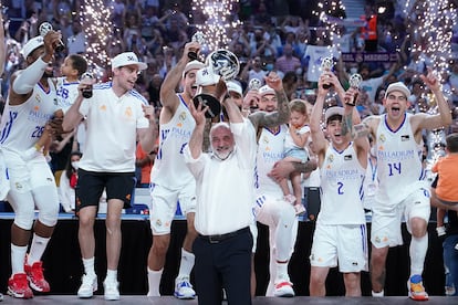 Pablo Laso celebra con sus jugadores del Real Madrid la victoria en el Campeonato de la Liga Endesa ACB el pasado 19 de junio.