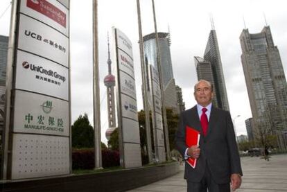 Emilio Botín posa junto a la oficina del Banco Santander en Shanghai.