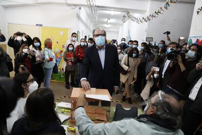 El candidato del PSOE, Ángel Gabilondo, ha acudido a ejercer su derecho al voto al mediodía en el colegio Joaquín Turina. A la salida, alentó a votar con “ilusión y convicción en la fiesta de la democracia”.