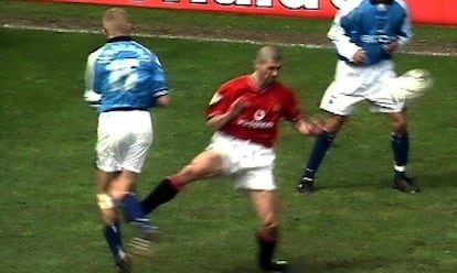 Captura de la entrada de la entrada de Roy Keane sobre Alf-Inge Haaland en el derbi de Manchester, disputado en la Premier en 2001, que obligó a retirarse al padre de Erling Halaand