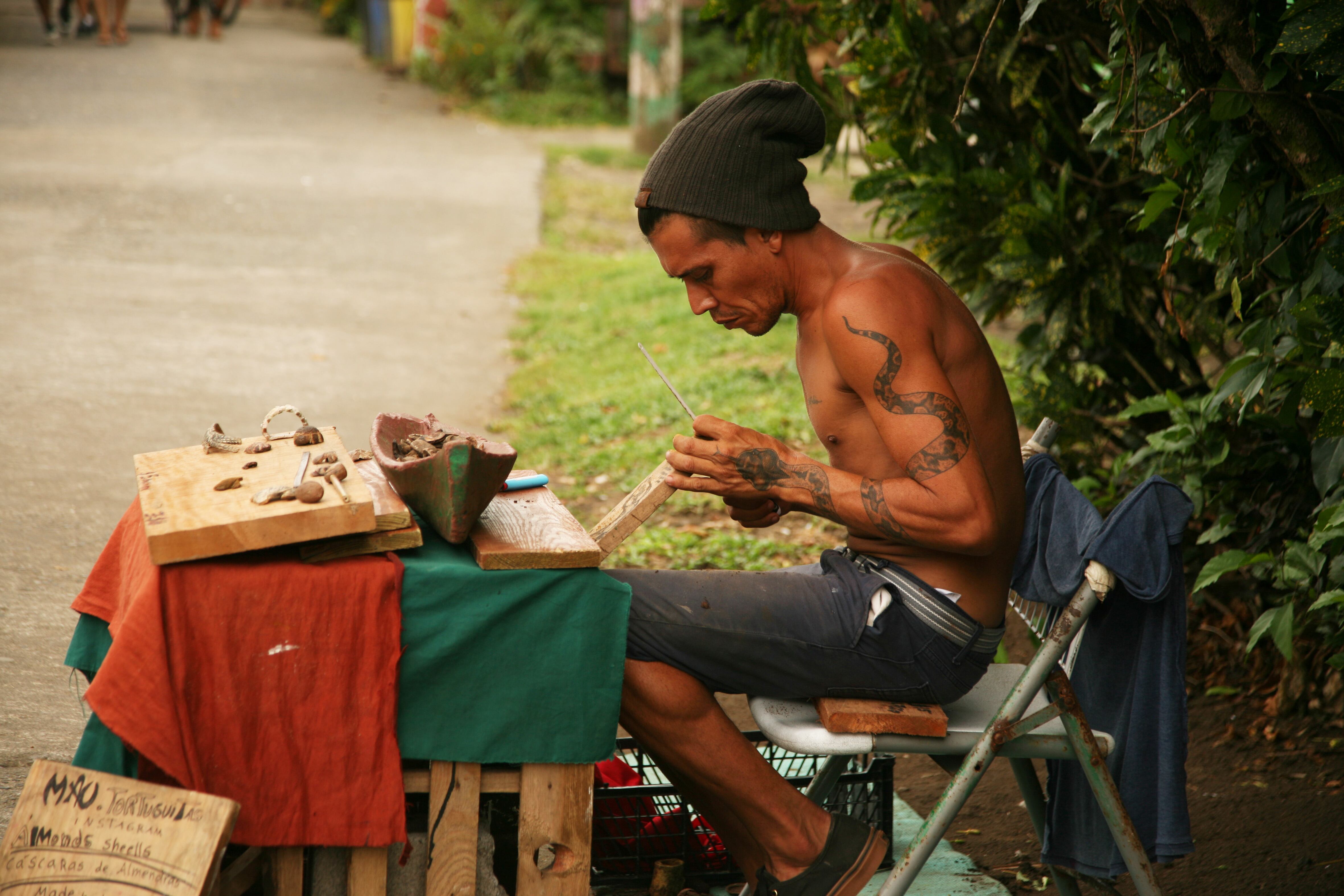 Un artesano en el pueblo de Tortuguero, en la provincia costarricense de Limón. 