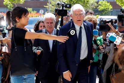 El ministro de Asuntos Exteriores en funcionaes, Josep Borrell, a su llegada este viernes al hospital Puerta de Hierro.