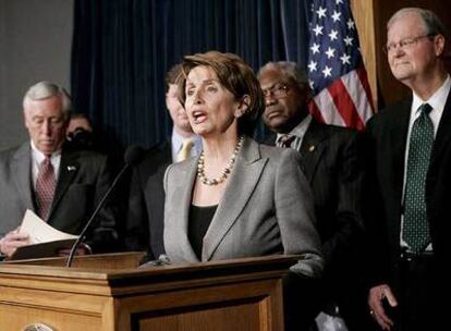 La presidenta de la Cámara de Representantes estadounidense, Nancy Pelosi, junto a otros líderes demócratas, ayer en Washington