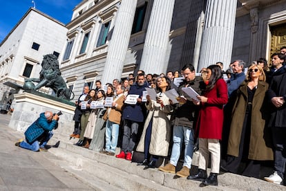 Periodistas parlamentarios protestan el 26 de febrero de 2025 ante el Congreso contra los "comportamientos inaceptables" de los activistas ultras.