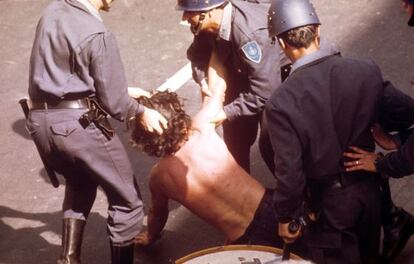 La polic&iacute;a golpea a un joven en Argentina tras el golpe de Estado de 1976.
