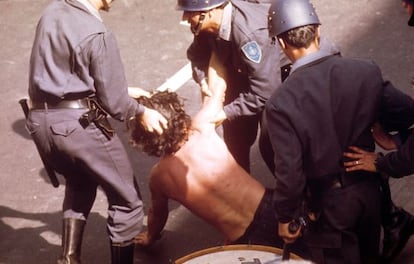 La polic&iacute;a golpea a un joven en Argentina tras el golpe de Estado de 1976.