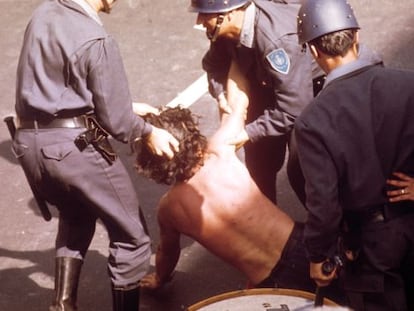 La polic&iacute;a golpea a un joven en Argentina tras el golpe de Estado de 1976.