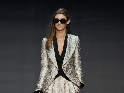 Chaquetas, transparencias y fluidez en Emporio Armani