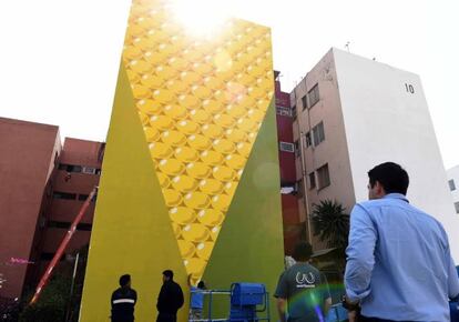 Un elote luce en una fachada de la Unidad Habitacional de Cuemanco. / RODOLFO VALTIERRA