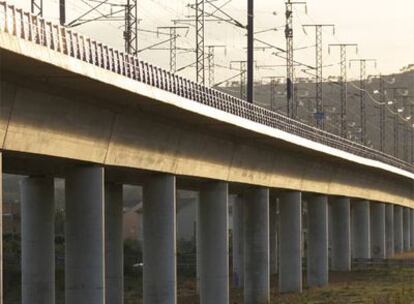 Viaducto de la lnea del AVE en Santa Oliva, en El Vendrell (Tarragona).