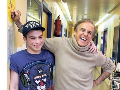 Paco Arango, consejero de Grupo Vips, con uno de los pacientes oncol&oacute;gicos del hospital Ni&ntilde;o Jes&uacute;s, donde colabora.